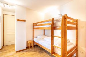 una habitación con literas y dos literas en Epicéa E22 - Station de ski à pied, en Chamrousse