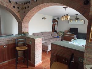 a kitchen and living room with an archway at Casa Paola in Buñol