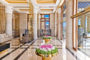 Al Kasr Sahl Hasheesh في الغردقة: لوبي به مزهريتين كبيرتين مليئتين بالورود