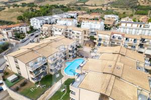 eine Luftaufnahme einer Stadt mit Gebäuden in der Unterkunft Homiday - Green Bay Village in Pineto