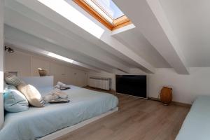 une chambre avec un grand lit avec une télévision à écran plat dans l'établissement Llafranc 100 - Calle Coral, à Llafranc