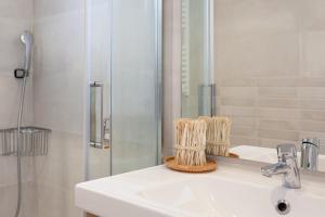 une salle de bain avec lavabo et douche dans l'établissement Llafranc 100 - Calle Coral, à Llafranc 17 autres photos