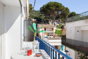 une table sur un balcon avec vue dans l'établissement Llafranc 100 - Calle Coral, à Llafranc