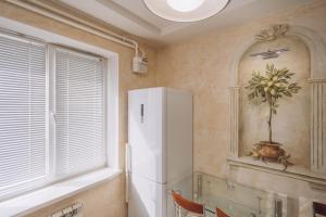 スームィにあるIllinska 2 rooms apartmentsのキッチン(白い冷蔵庫付)、窓