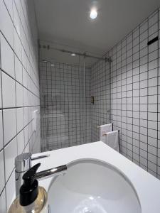 bagno con lavandino e bottiglia di Granja Premium House ad Aveiro Altre 13 foto