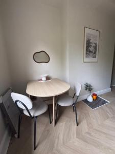 クリスタル・パレスにあるStylish 1 bed flat Londonのテーブルと椅子4脚