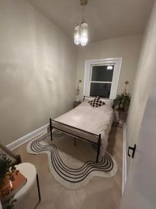 クリスタル・パレスにあるStylish 1 bed flat Londonのベッドと窓のある寝室