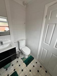 Ένα μπάνιο στο Three bedroom house in superB location