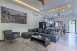 a living room with a couch and a table at villa Akala in Ban Saiyuan (1)
