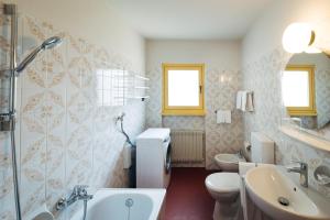 un bagno con due WC e un lavandino di MiraOdle Apartments a Villnoss Altre 53 foto