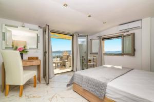 KhartátaにあるVilla Chrysso Horio 3 by Villa Plusのベッドと机と窓のある寝室