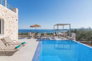 KhartátaにあるVilla Chrysso Horio 3 by Villa Plusの海の景色を望むスイミングプール付きのヴィラです。