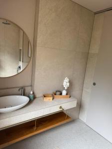 une salle de bain avec un lavabo et un miroir dans l'établissement Berghaus auf 1200m Höhe, à Bodental