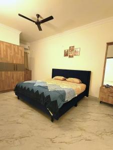 Un pat sau paturi într-o cameră la Launched Just Now Luxury 2 BHK Near Hitex & Sindhu Hospital +14 fotografii