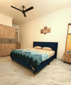 Un pat sau paturi într-o cameră la Launched Just Now Luxury 2 BHK Near Hitex & Sindhu Hospital