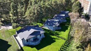 O grădină în afara Hotel Dilijan Resort