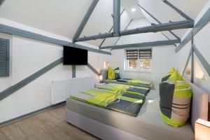 two beds in a room with white walls at Ferienwohnung Sophie in Lauchhammer