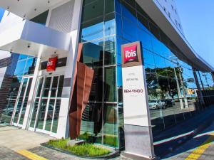 a bus sign in front of a building at ibis Natal in Natal
