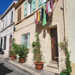 un edificio con vestiti appesi ad una linea di vestiti di bambou house x Jardin calme centre-ville a Marsiglia