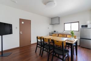 Una cocina y un comedor con mesa y sillas. en kinyo inn 2 101, en Osaka