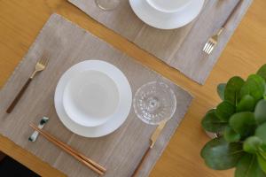 una mesa con placas blancas y palillos en ella en kinyo inn 2 101, en Osaka 5 fotos más