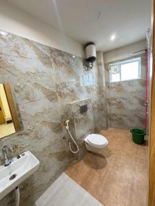 een badkamer met toilet en wastafel bij Era Hotel and Reosrt in Kota