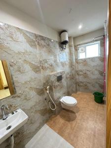 een badkamer met toilet en wastafel bij Era Hotel and Reosrt in Kota