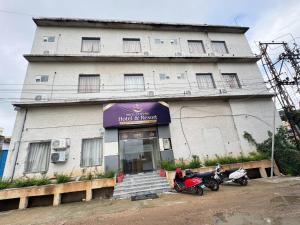 een gebouw met twee motorfietsen ervoor geparkeerd bij Era Hotel and Reosrt in Kota +21 foto's