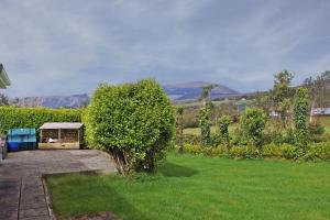 un jardín con cenador en la hierba en 3 Bed in Castletownbere oc-i487, en Castletownbere