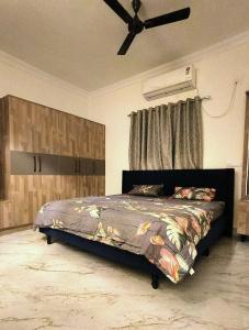 Ένα ή περισσότερα κρεβάτια σε δωμάτιο στο Newly Launched Luxury 3 BHK Near Sindhu Hospitals & Hitex Exhibition Center