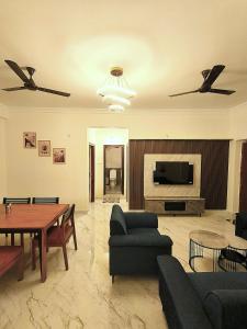 Χώρος καθιστικού στο Newly Launched Luxury 3 BHK Near Sindhu Hospitals & Hitex Exhibition Center