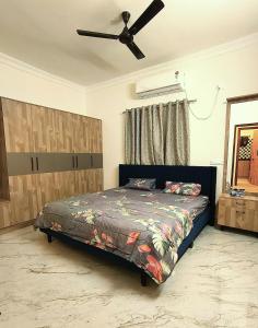 Ένα ή περισσότερα κρεβάτια σε δωμάτιο στο Newly Launched Luxury 3 BHK Near Sindhu Hospitals & Hitex Exhibition Center +17 φωτογραφίες