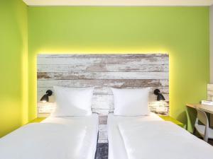 Ένα ή περισσότερα κρεβάτια σε δωμάτιο στο ibis Styles Stuttgart Vaihingen +55 φωτογραφίες