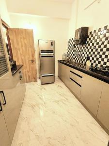 Η κουζίνα ή μικρή κουζίνα στο Newly Launched Luxury 3 BHK Near Sindhu Hospitals & Hitex Exhibition Center