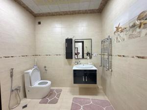 NardaranにあるKiraye Bag axtaranlar Nardaranda Ləhic bağlarındaのトイレと洗面台付きのバスルーム +7枚の写真