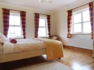 Postel nebo postele na pokoji v ubytování 5 Bed in Belmullet oc-ii07586