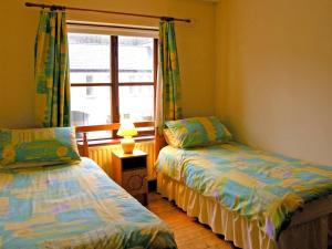 Postel nebo postele na pokoji v ubytování 4 Bed in Westport oc-ii12085 + 4 fotografie