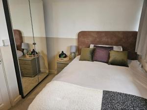 Ένα ή περισσότερα κρεβάτια σε δωμάτιο στο 1 Double Bedroom-Shared House-Stonehouse-Stroud-Room 5