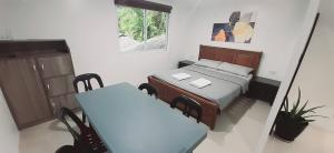 Postel nebo postele na pokoji v ubytování Avana Hills Boracay Prime Loft Garden Suite 401