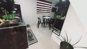 Kuchyň nebo kuchyňský kout v ubytování Avana Hills Boracay Prime Loft Garden Suite 401 + 17 fotografií