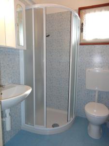 圣玛格丽塔波尔勒港Apartment with private garden的带淋浴、马桶和水槽的浴室