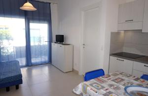 圣玛格丽塔波尔勒港Apartment with private garden的一间带桌子的房间和一扇窗户的厨房