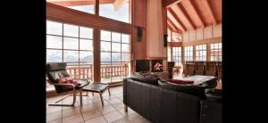 un salon avec un canapé et une cheminée dans l'établissement Chalet Rosablanche, à Veysonnaz