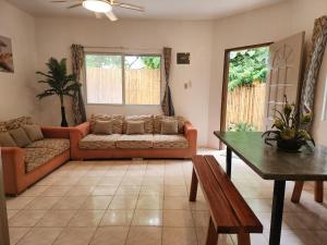 莫阿尔博阿Casa de Lucas的客厅里有一张沙发和一张桌子。