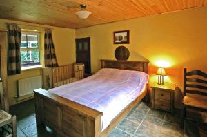 Un dormitorio con una cama y un techo de madera. en 4 Bed in Portmagee oc-i164, en Lateeve