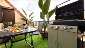 Una mesa con un plato de comida en un balcón. en Apartamento Terraza Los Realejos, en Los Realejos 23 fotos más