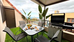 una mesa y sillas en un balcón con parrilla en Apartamento Terraza Los Realejos, en Los Realejos