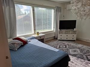 En eller flere senge i et værelse på Oulaisten mökkeröinen