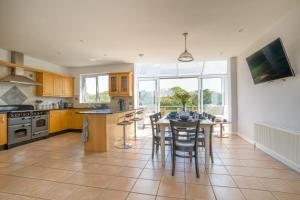 eine Küche mit Tisch und ein Esszimmer in der Unterkunft 4 Bed in Bushmills oc-b31852 in Billy