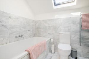 ein Badezimmer mit Badewanne und Toilette in der Unterkunft 4 Bed in Bushmills oc-b31852 in Billy + 25 Fotos